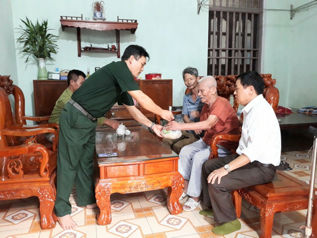 tặng quà GĐ